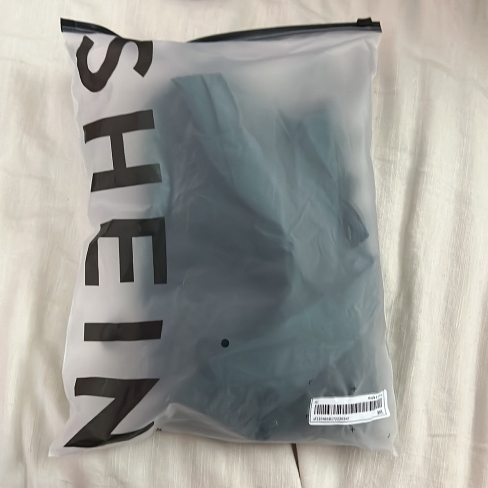 PRICE IS FIRM! SHEIN Plus Overall Shorts Romper - Picture 4 of 4